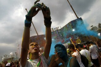 Oι Αθηναίοι που αψήφησαν τη βροχή για το μαραθώνιο, πολύχρωμο πάρτι του Colour Day Festival