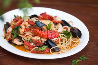 Tα μυστικά του τέλειου dinner party και η πιο εύκολη μακαρονάδα με θαλασσινά