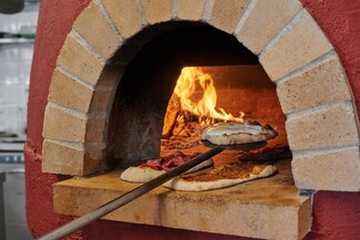 Προσφούρνια και καραμανλίδικοι μεζέδες στο νέο «Εργαστήρι» στην Ερμού