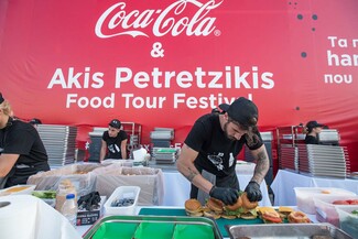 Ο Άκης Πετρετζίκης, με την υποστήριξη της Coca-Cola, έσπασε ένα από τα GUINNESS WORLD RECORDS ™
