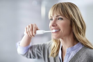 Λευκά δόντια, μηδέν πλάκα και φροντίδα των ούλων: Αυτή είναι η κίνηση ματ για τη στοματική υγεία