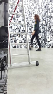 7500 φωτογραφίες γυναικών γεμίζουν ασφυκτικά 110 τ.μ