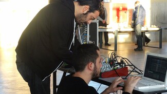Τρεις φοιτητές έφτιαξαν ένα ντοκιμαντέρ για την ηλεκτρονική μουσική σκηνή της Ελλάδας