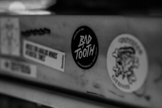 Bad Tooth: Επιτέλους, ένα αυθεντικό underground μπαρ στην Αθήνα που θα κάνουμε στέκι