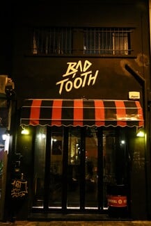 Bad Tooth: Επιτέλους, ένα αυθεντικό underground μπαρ στην Αθήνα που θα κάνουμε στέκι