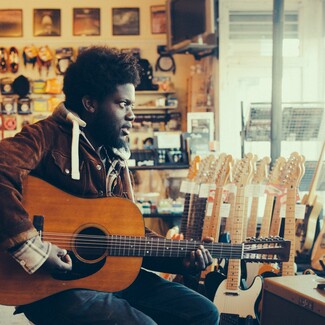 10 πράγματα που αξίζει να ξέρεις για τον Michael Kiwanuka λίγο πριν το αποψινό live του