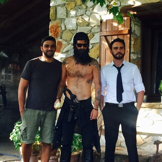 Ο Νίνο έκανε την πιο άβολη μεταμφίεση σε Κρητικό, και οι φωτογραφίες του είναι η απόδειξη