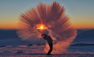 Τρεις τέλειες φωτογραφίες με καυτό τσάι στον παγωμένο αρκτικό αέρα