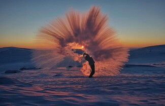 Τρεις τέλειες φωτογραφίες με καυτό τσάι στον παγωμένο αρκτικό αέρα