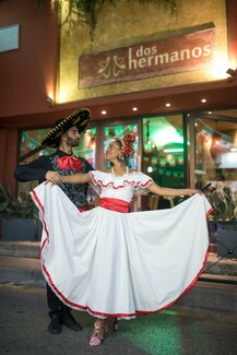 Η μεγαλύτερη μεξικάνικη φιέστα που έχεις δει ποτέ έρχεται στο Dos Hermanos