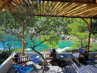 Porto Valitsa: Το «γαλατικό» ξενοδοχείο της Χαλκιδικής γίνεται 25 χρονών