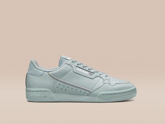 Τι λέει για σένα το χρώμα των sneakers σου;