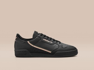 Τι λέει για σένα το χρώμα των sneakers σου;