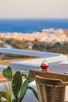 ΟΜΜΑ: Φαγητό και cocktails στο σημείο με την ωραιότερη θέα της Τήνου