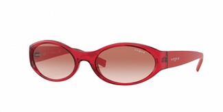H Millie Bobby Brown σχεδίασε μία capsule συλλογή γυαλιών με την Vogue Eyewear