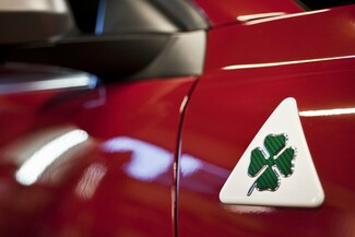 H ιστορία του θρυλικού λογότυπου της Alfa Romeo, με το τετράφυλλο πράσινο τριφύλλι