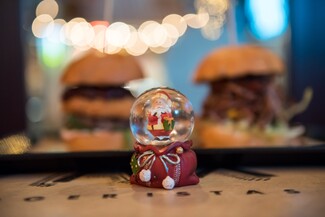 Τα PAX Burgers ετοίμασαν δύο special χριστουγεννιάτικα μπέργκερ που αξίζει να δοκιμάσετε