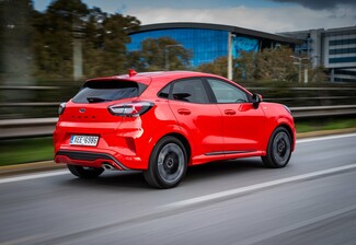 Δαμάζοντας το νέο Ford Puma με φόντο το Αστεροσκοπείο της Πεντέλης