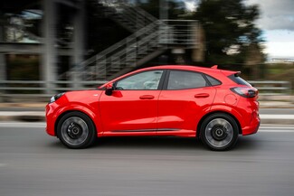 Δαμάζοντας το νέο Ford Puma με φόντο το Αστεροσκοπείο της Πεντέλης