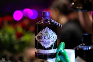 Όλα όσα ζήσαμε στο πιο ασυνήθιστο χριστουγεννιάτικο πάρτι με το Hendrick's gin