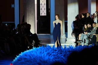 Το opening dress του Γιάννη Τόγκου στην επίδειξη του οίκου Kathy Heyndels εμπνεύστηκε από ένα προϊόν νέας γενιάς