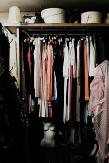 Πώς να αγοράζετε second-hand και vintage ρούχα: Χρήσιμα tips για σωστό «thrifting»