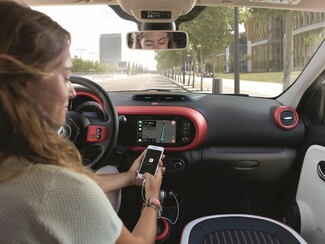 Το νέο Renault Twingo «τρέχει» για την πρόληψη του καρκίνου του μαστού