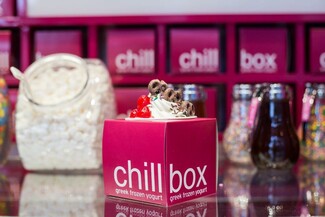 Στο toppings bar του chillbox μπορείτε να φτιάξετε τον δικό σας προσωπικό συνδυασμό frozen yogurt