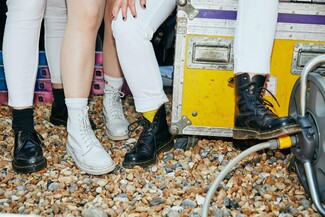 Dr. Martens: Τα μποτάκια που όλοι αγαπήσαμε γιορτάζουν τα 60 χρόνια τους