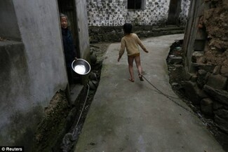 Εντεκάχρονος αλυσοδεμένος στα στενά της Κίνας