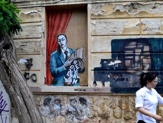 Bleeps: Πολιτικός και κοινωνικός σχολιασμός στους τοίχους της Αθήνας