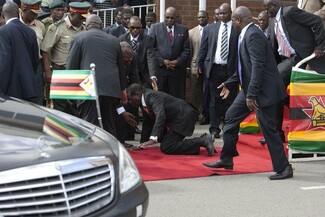Ο πρόεδρος της Ζιμπάμπουε σκόνταψε, έπεσε, κι έγινε απολαυστικό meme