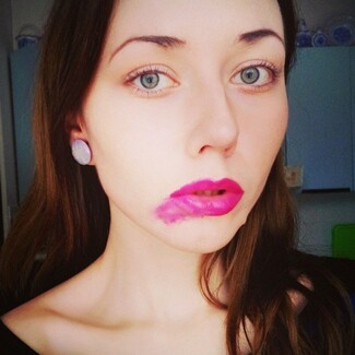 Γιατί χιλιάδες γυναίκες δημοσιεύουν selfies με πασαλειμμένα από κραγιόν χείλη 