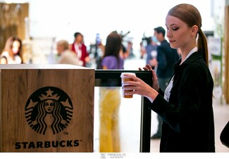 Τα Starbucks Chilled Classics πρωταγωνιστούν σε κάθε λαμπερή, on the go στιγμή της μέρας