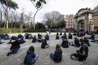 Italia: una folla di studenti per aprire scuole - 