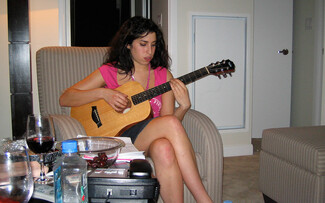 Η Amy Winehouse ξαναζωντανεύει και μας τραγουδά!