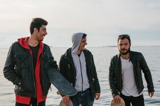 Πρόσωπα της Θεσσαλονίκης, στην παραλία με λιακάδα