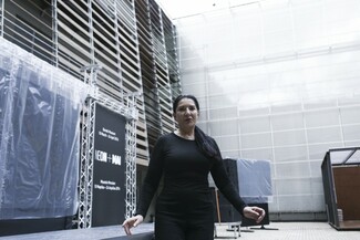 Η Ιωάννα Παυλάκη δοκίμασε τη μέθοδο Abramovic στο Μουσείο Μπενάκη