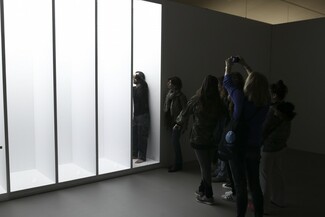 Η Ιωάννα Παυλάκη δοκίμασε τη μέθοδο Abramovic στο Μουσείο Μπενάκη