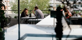 Σ' αυτή την ταράτσα που μόλις άνοιξε στο κέντρο της Αθήνας θα περάσεις ολόκληρο το καλοκαίρι σου