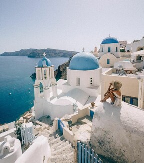 Nέοι, όμορφοι και ερωτευμένοι γυρίζουν τον κόσμο, πληρώνονται για τις φωτογραφίες τους και αποθεώνουν την Ελλάδα