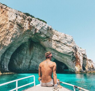 Nέοι, όμορφοι και ερωτευμένοι γυρίζουν τον κόσμο, πληρώνονται για τις φωτογραφίες τους και αποθεώνουν την Ελλάδα