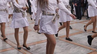 My Style Rocks φάση στην παρέλαση της Λαμίας - Ενός λεπτού σιγή για την τύπου Burberry στολή