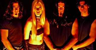 Ένα φωτογραφικό αφιέρωμα στην Tristessa και τις Astarte, την πρώτη φουλ γυναικεία black metal μπάντα