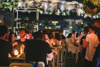 Πέντε μπαρ με όμορφους κήπους και ταράτσες