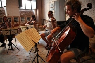 Όλα τα φεστιβάλ που διοργανώνονται τον Αύγουστο στην Ελλάδα