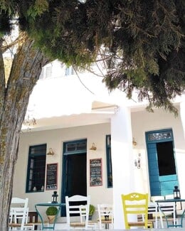 Καφενείο Τριανταράκι για καφέ, μεζέ, γλυκό ή ποτό στην Τήνο