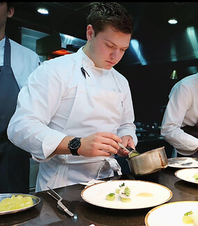 O sous chef του τριάστερου «The Fat Duck» έρχεται στο Mylos Bar Restaurant της Σαντορίνης