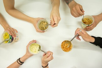 Τα Snack Pots είναι μια εύκολη και γευστική λύση για το γραφείο