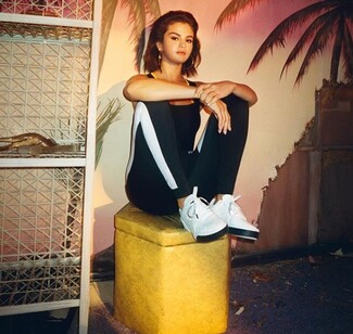 H Selena Gomez φορά τα sneakers που θα σε κάνουν να σκεφτείς το καλοκαίρι